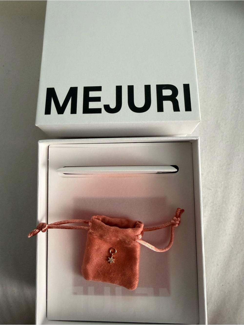 Mejuri SINGLE PAVÉ DIAMOND STAR HOOP CHARM